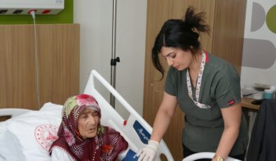 Gaziantep’te yaşlı kadının karnından 4,5 kilo kitle çıktı