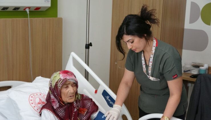 Gaziantep’te yaşlı kadının karnından 4,5 kilo kitle çıktı