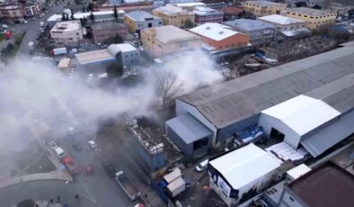 Gaziosmanpaşa’da avize atölyesinin deposunda yangın çıktı: Ekiplerin söndürme çalışması havadan görüntülendi