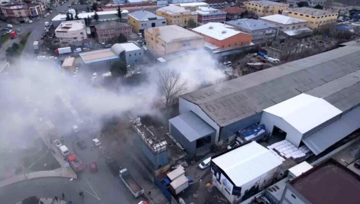 Gaziosmanpaşa’da avize atölyesinin deposunda yangın çıktı: Ekiplerin söndürme çalışması havadan görüntülendi