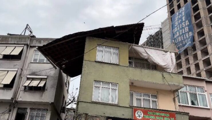 Gaziosmanpaşa’da binanın çatısı uçtu!
