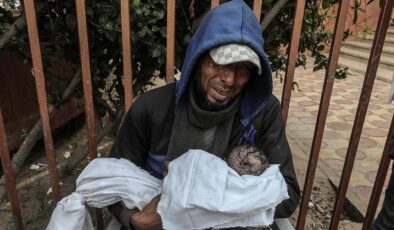 Gazze’de 11 çocuk donarak can verdi