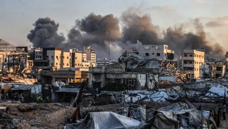 Gazze’de yerinden edilenlerin kaldığı çadırda çıkan yangında Filistinli anne ile çocuğu hayatını kaybetti