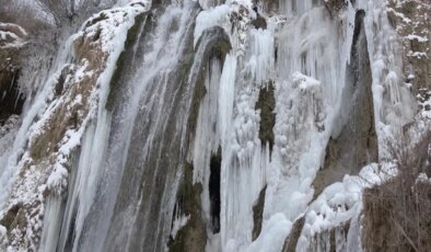 Girlevik Şelalesi dondu, 3 metrelik sarkıtlar oluştu