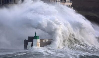 Goretti Fırtınası Fransa ve İngiltere’de hayatı felç etti