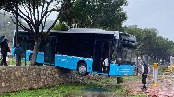 Görüntüler ortaya çıktı: Halk otobüsü duvarda asılı kaldı