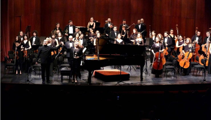 Gülsin Onay, Eskişehir Senfoni Orkestrası ile sahnedeydi