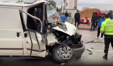 Hafif ticari araçla kamyonet çarpıştı: 1’i çocuk 3 yaralı