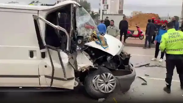 Hafif ticari araçla kamyonet çarpıştı: 1’i çocuk 3 yaralı