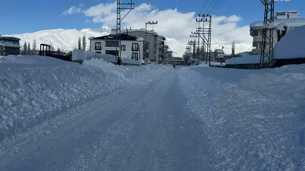 Hakkari kara teslim: 110 köy ve 247 mezra yolu ulaşıma kapandı