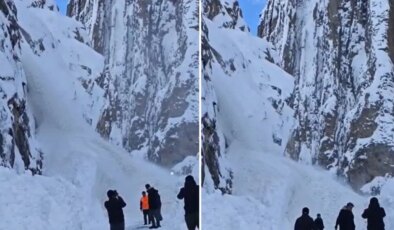 Hakkari-Van karayoluna çığ düştü
