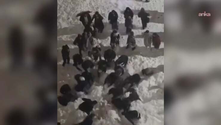 Hakkari’de çatıdan düşen kar kütlesinin altında kalan iki öğrenci hastaneye kaldırıldı