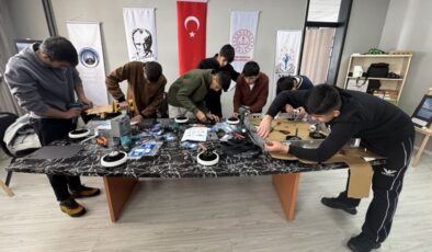Hakkarili liseliler ‘Biz de yapabiliriz’ diyerek robot arenasına çıktı