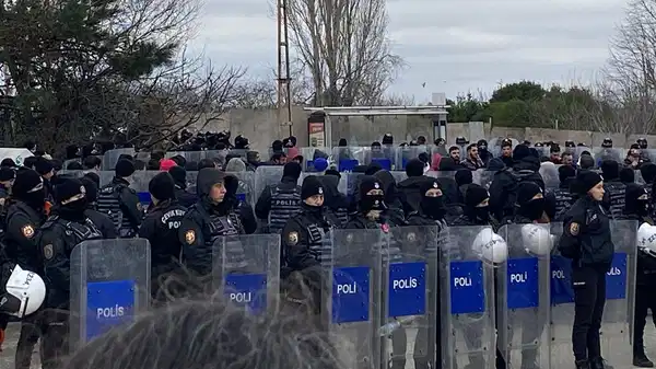 Haklarını isteyen Migros işçileri Tuncay Özilhan’ın evinin önünde