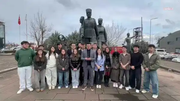 Halk-Lis’li öğrencilerden protesto: ‘Atatürk’ü karneye sığdıramayan bir anlayış asla kabul edilemez’