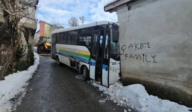 Halk otobüsü eve daldı: Büyük bir faciadan dönüldü