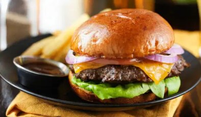 Hamburgerden çıkan kemiğin kırdığı 2 dişi için 1 milyon lira tazminat talebinde bulundu