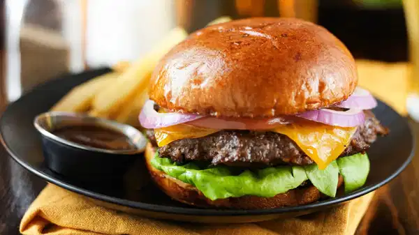 Hamburgerden çıkan kemiğin kırdığı 2 dişi için 1 milyon lira tazminat talebinde bulundu