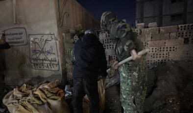 Haseke’de YPG’li teröristler hendek kazıyor