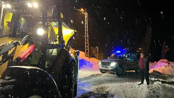 Hasta almaya giden ambulans çığ düşmesi sonucu mahsur kaldı