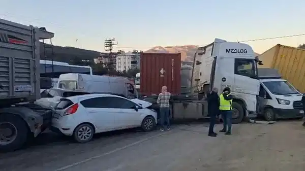 Hatay’da 11 araçlı zincirleme kaza: Çok sayıda yaralı var!