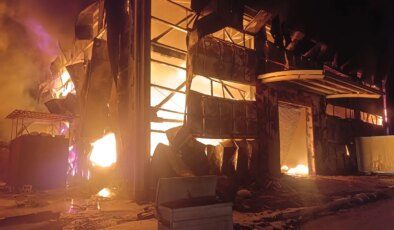 Hatay’da faciadan dönüldü: Sünger deposu alev alev yandı!