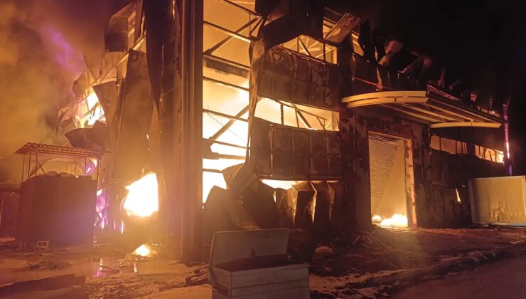 Hatay’da faciadan dönüldü: Sünger deposu alev alev yandı!