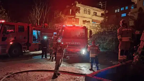 Hatay’da yanan apartman dairesi kullanılmaz hale geldi