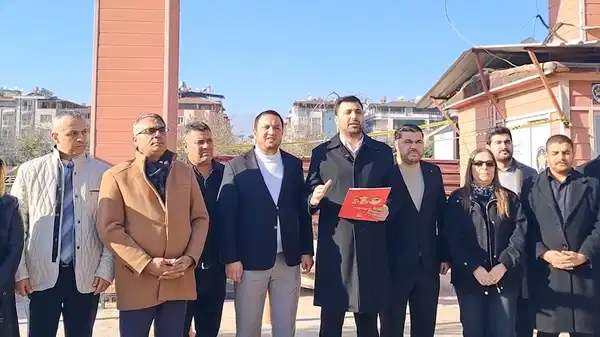 Hatay’da yaya geçidi çöktü, CHP Defne İlçe Başkanı tepki gösterdi: ‘Köprü depremde hasar aldıysa neden güçlendirme yapılmadı?’