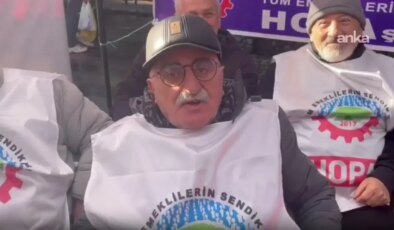 Hopa’da emeklilerin oturma eylemi devam ediyor: 23 yıldır ülkeyi yöneten bu iktidar, bizi dilenci durumuna düşürdü