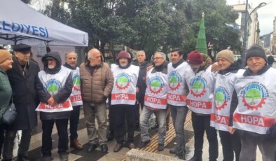 Hopa’da emeklilerin oturma eylemi halaylarla sona erdi