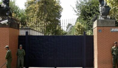 İngiltere, Tahran Büyükelçiliğini geçici olarak kapattı
