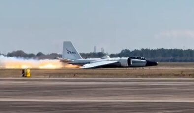 İniş takımları açılmayan NASA uçağı gövde üzerine iniş yaptı