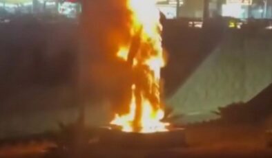 İran’da protestocular, Kasım Süleymani’nin heykelini yaktı