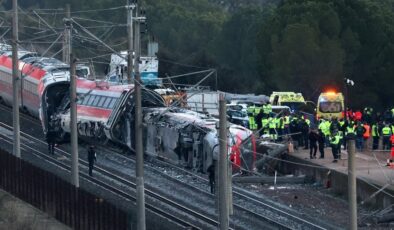 İspanya’da iki hızlı trenin karıştığı kazada ölü sayısı 40’ı buldu