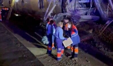 İspanya’da iki hızlı trenin raydan çıkması sonucu 21 kişi öldü