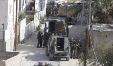 İsrail askeri kıyafetli 3 kişi El Halil’de Filistinli kuyumcuyu soydu