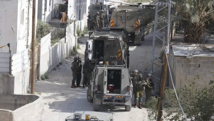 İsrail askeri kıyafetli 3 kişi El Halil’de Filistinli kuyumcuyu soydu