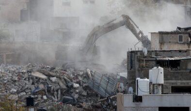 İsrail Gazze’de hava saldırıları ve topçu atışlarıyla düzenledi
