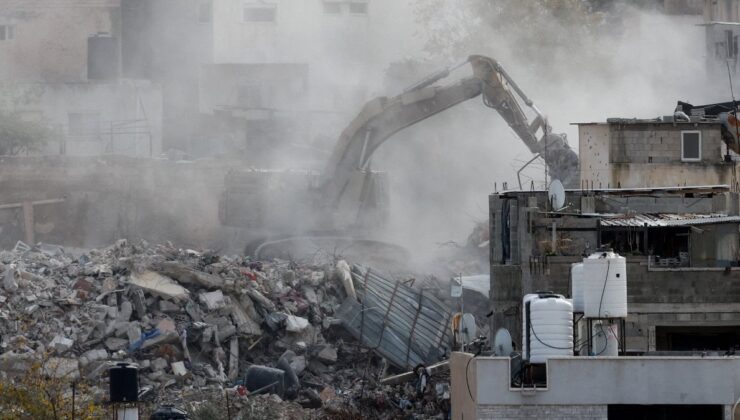 İsrail Gazze’de hava saldırıları ve topçu atışlarıyla düzenledi