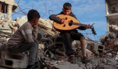 İsrail saldırısında bacağını kaybeden Filistinli çocuk, umudu müzikte buldu