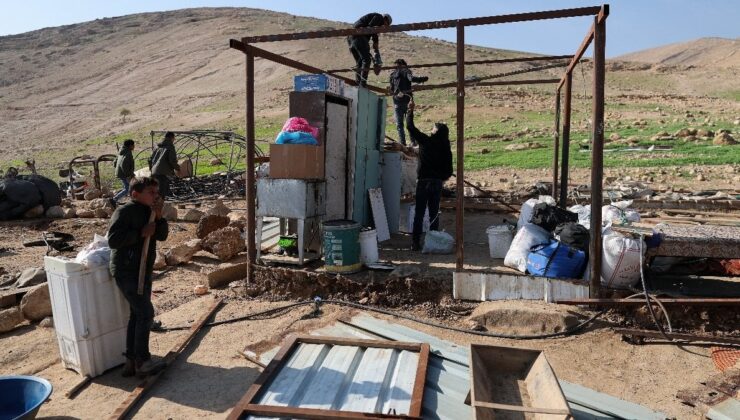 İsrailli kanunsuz yerleşimciler, Filistinlilerin 200 koyun ve bir aracını çaldı