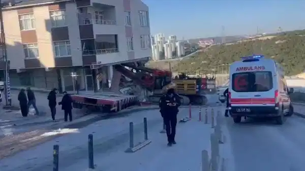 İstanbul Başakşehir’de korku dolu anlar… Vinç binaya daldı, yaralılar var!