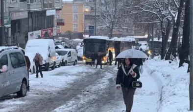 İstanbul beyaza büründü: Kar yağışı ile birlikte işe gidenler zor anlar yaşadı