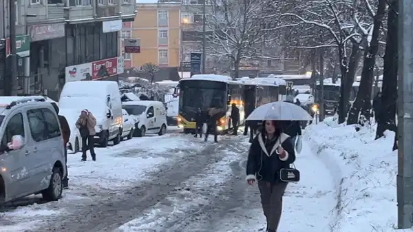 İstanbul beyaza büründü: Kar yağışı ile birlikte işe gidenler zor anlar yaşadı