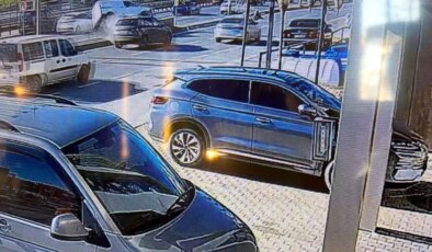 İstanbul E-5 Saadetdere’de trafiği kilitleyen kaza