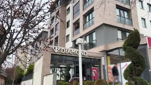 İstanbul’da bir siteye silahlı saldırı düzenlendi: Dehşet anları kameralara yansıdı!