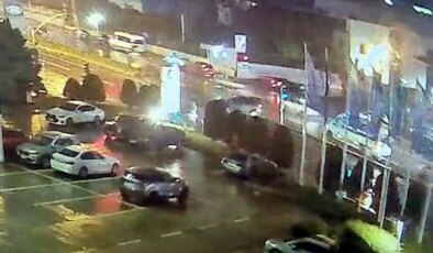 İstanbul’da çaldıkları motosikletle polisten kaçan şüpheliler otomobile çarptı: 1 ağır 2 yaralı