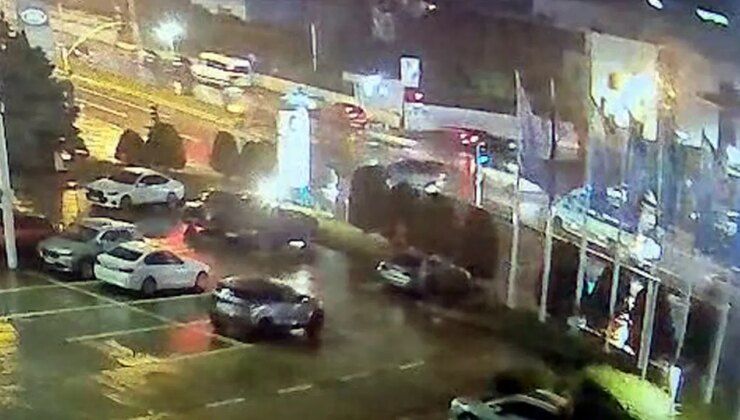 İstanbul’da çaldıkları motosikletle polisten kaçan şüpheliler otomobile çarptı: 1 ağır 2 yaralı