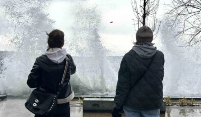 İstanbul’da dev dalgalar oluştu